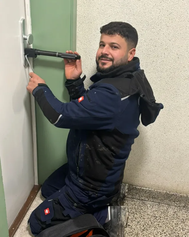 Sipan Mala Ali bei Arbeiten an einer Tür
