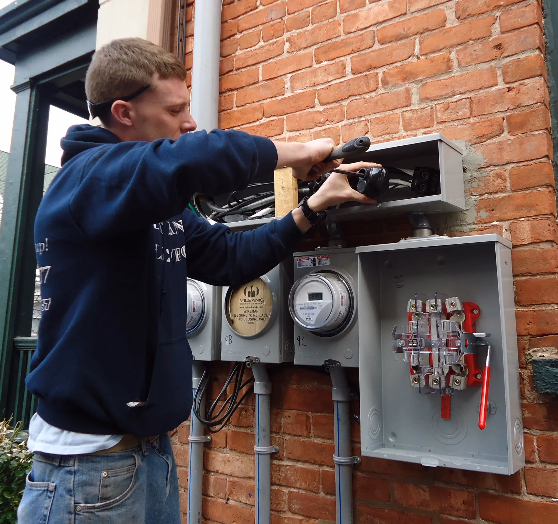 Elektriker arbeitet an einer elektrischen Installation