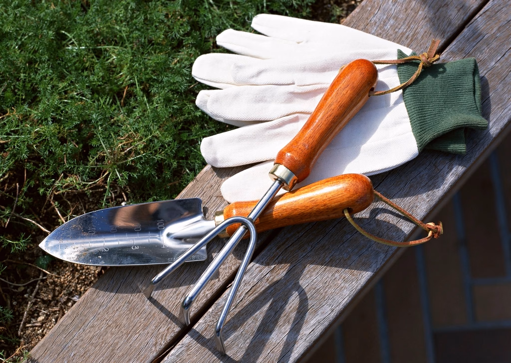 Gartenpflege-Team bei der Pflege von Gruenflaechen