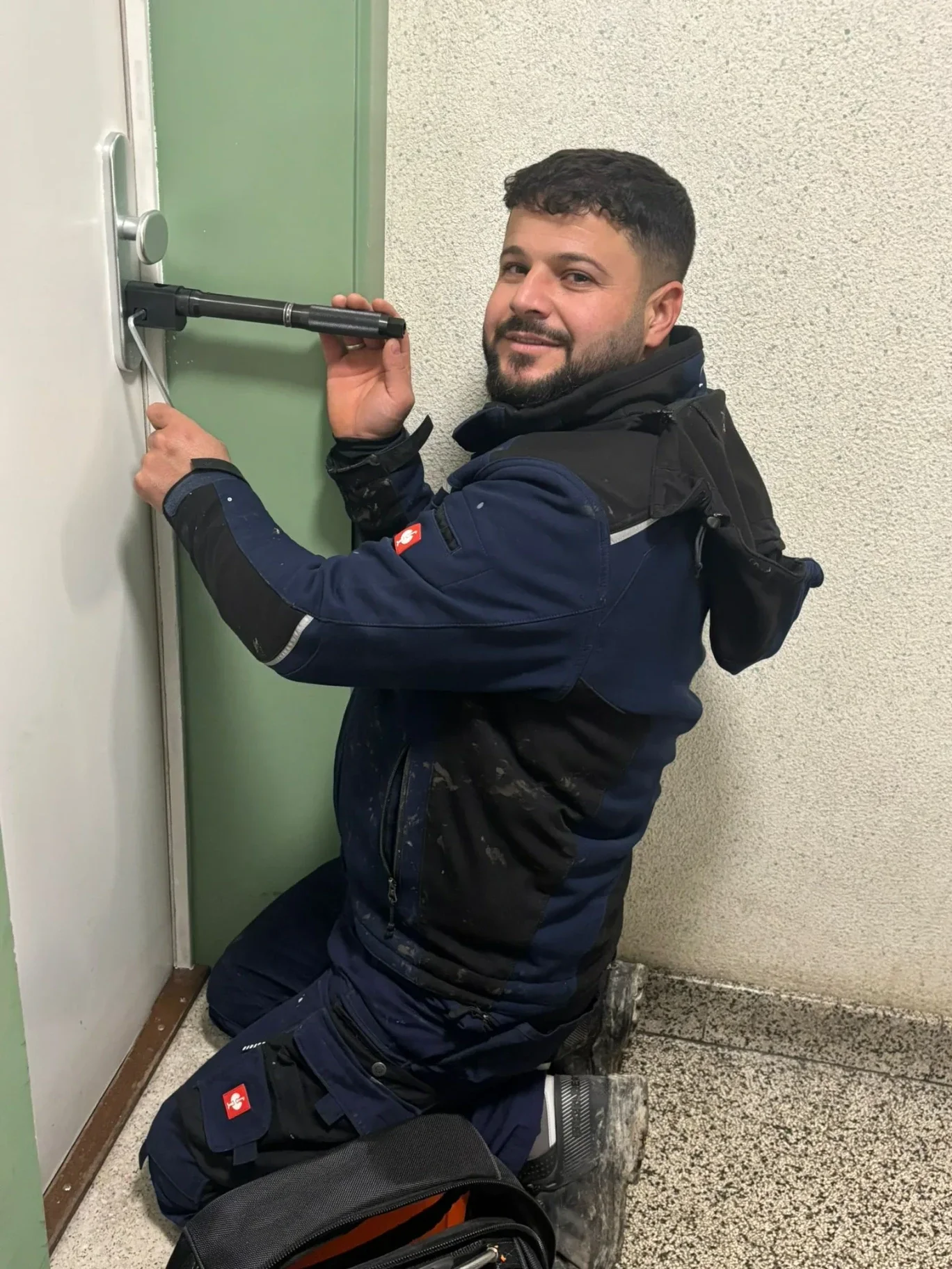 Sipan Mala Ali bei der Arbeit an einer Wohnungstür