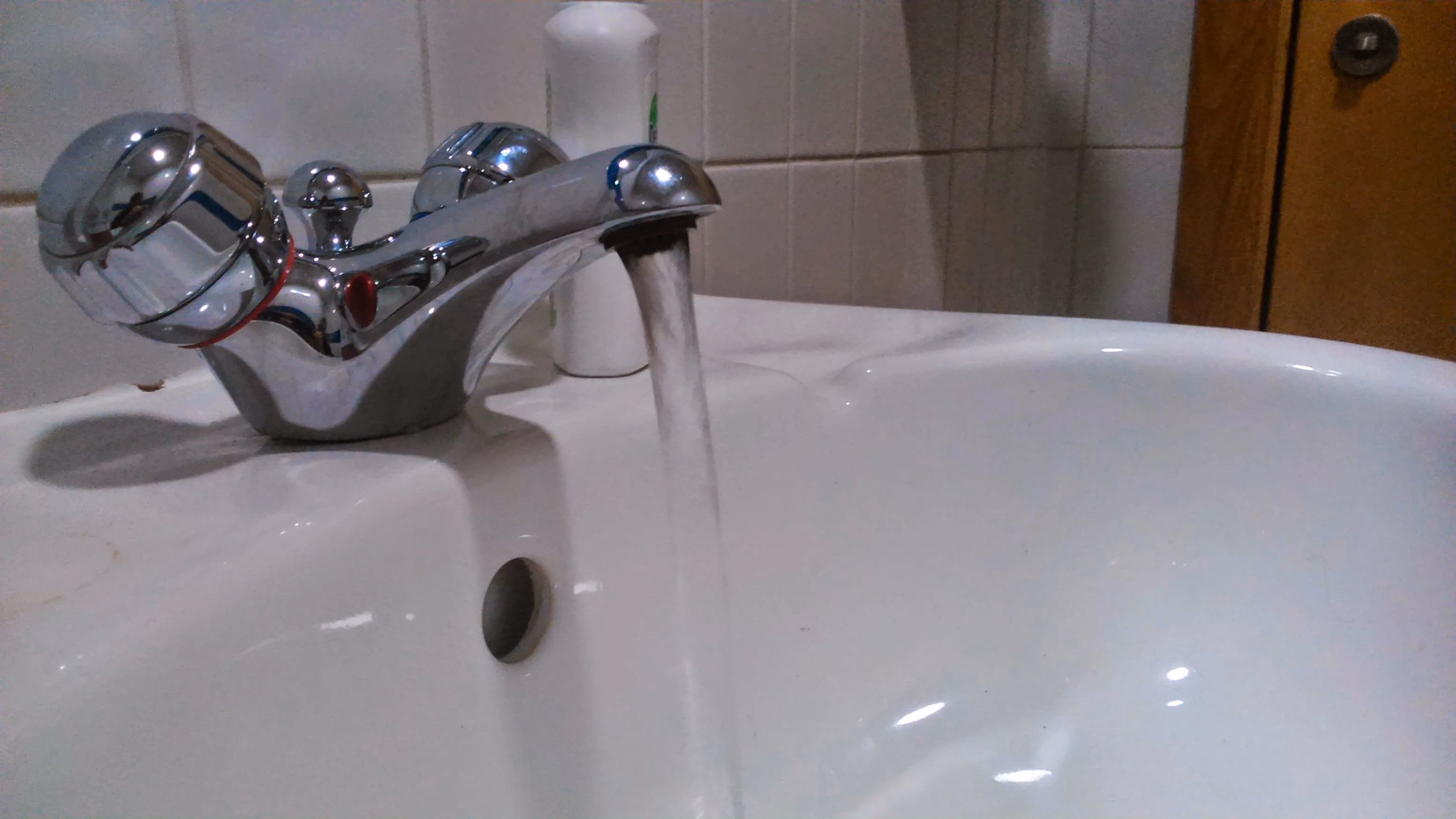 Sanitaer-Fachkraft bei der Installation einer Wasserleitung