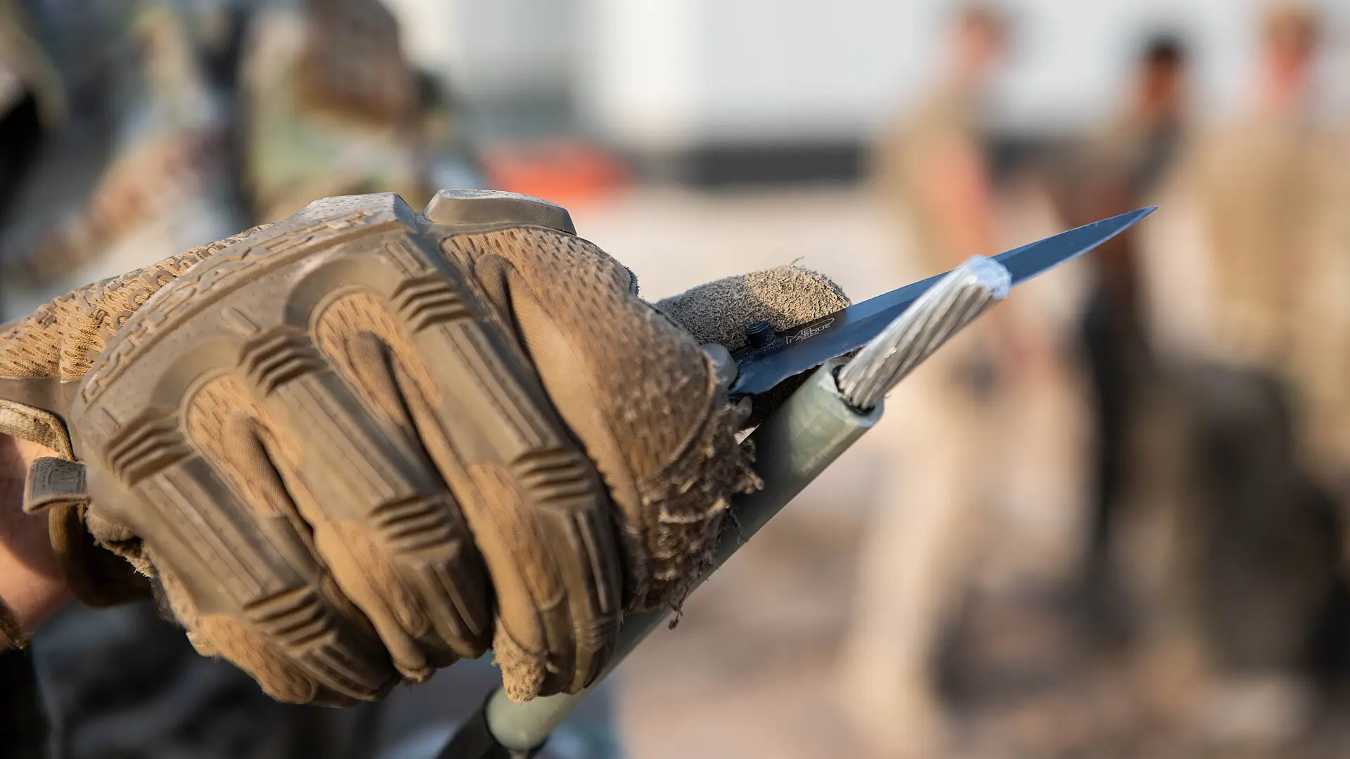 Elektro-Notdienst arbeitet an einem Sicherungskasten in Hamburg