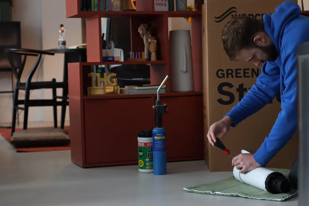 Hausmeisterservice-Team im Einsatz an einem Wohngebäude in Hamburg