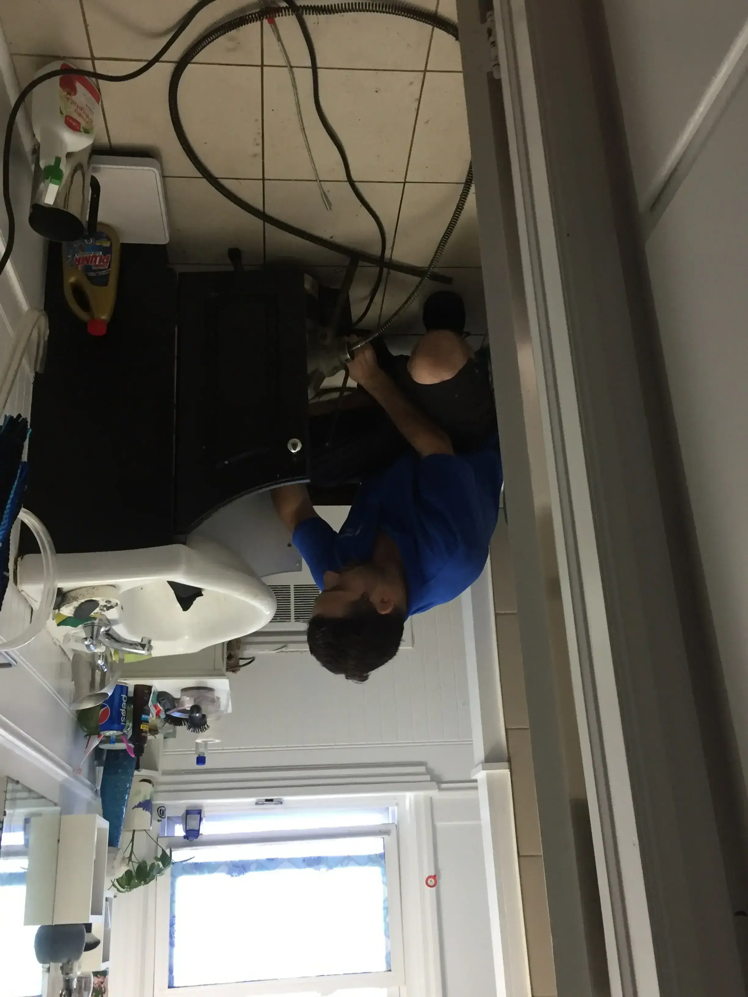 Sanitär-Fachkraft wartet eine Wasserinstallation in Hamburg