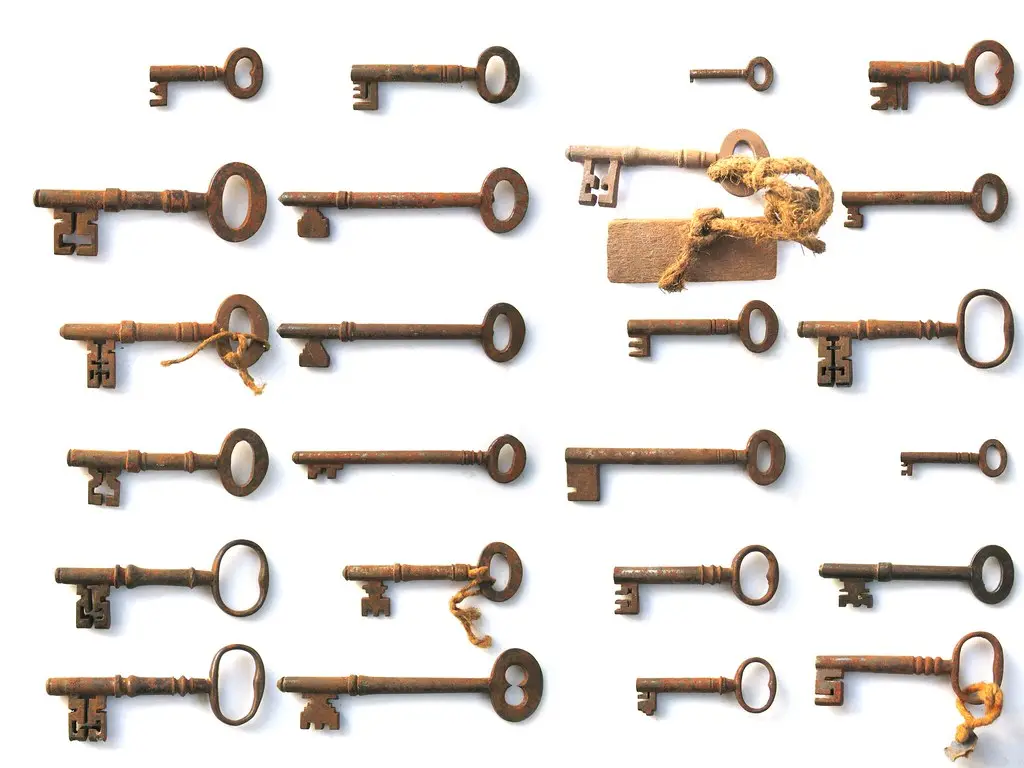 Schlüsseldienst öffnet eine Wohnungstür in Hamburg mit professionellem Werkzeug